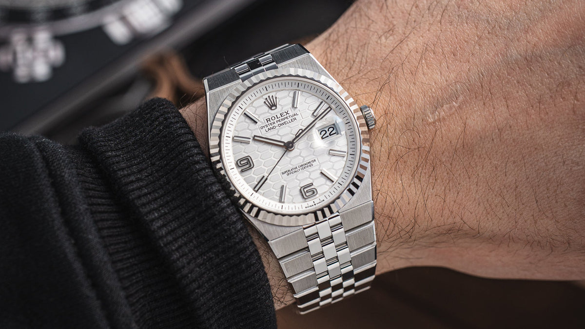 Rolex Land-Dweller 127334 na nadgarstku – zintegrowana bransoleta Flat Jubilee i koperta Rolesor 40 mm