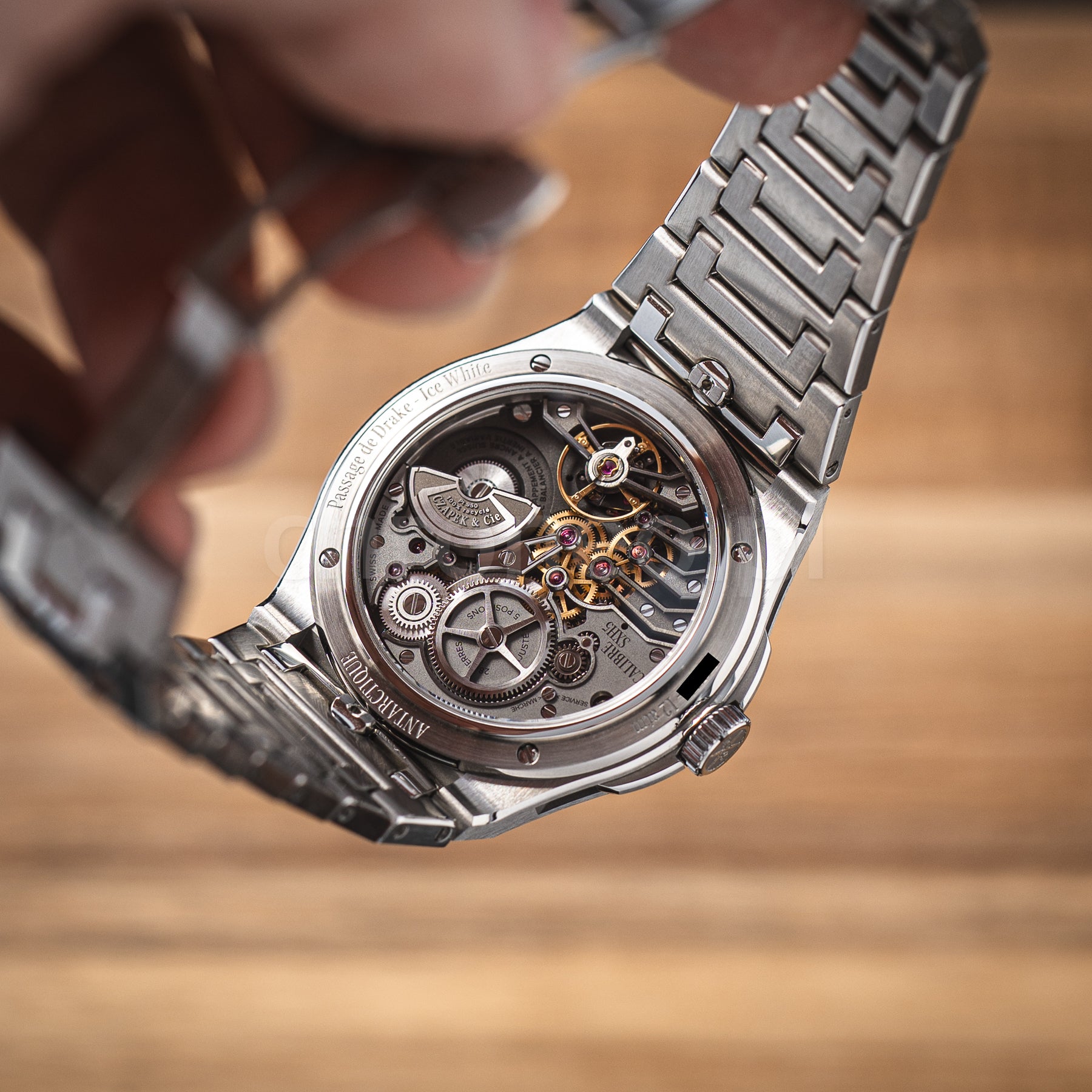 Antarctique Monochrome White Cap (No. 1 of 33)