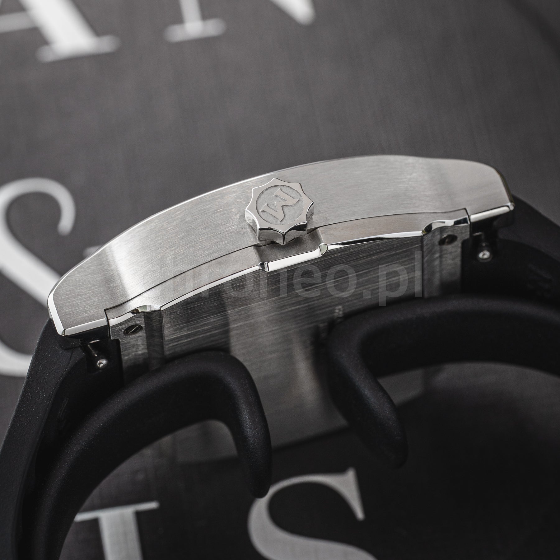 Maen Grand Tonneau Jump Hour ref. MNL.01